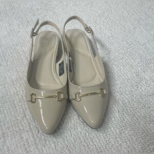 JONES NEW YORK pattent leather-like beige flat Slingbacks. 7.5